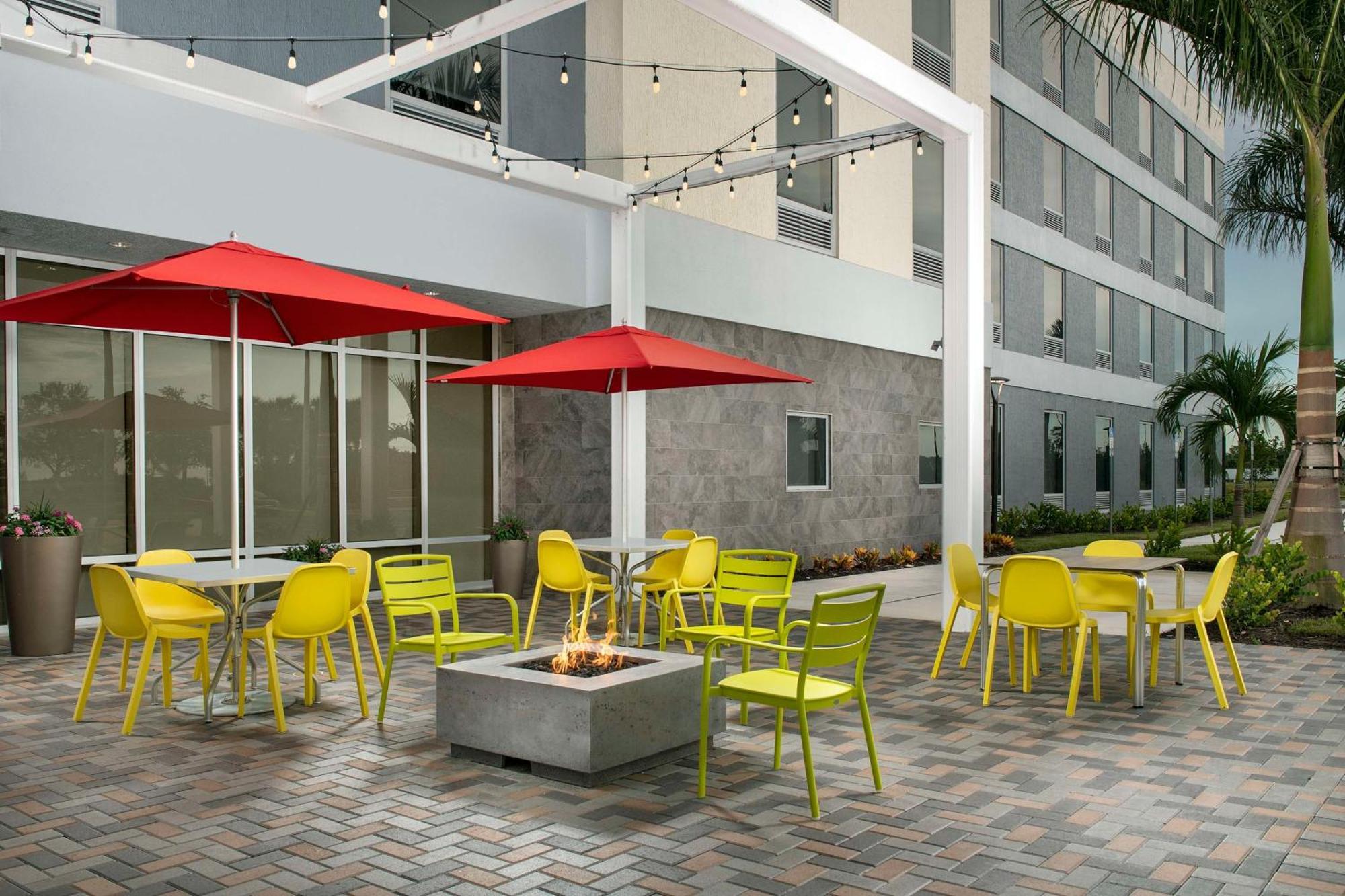 Home2 Suites By Hilton Fort Myers Airport Екстер'єр фото
